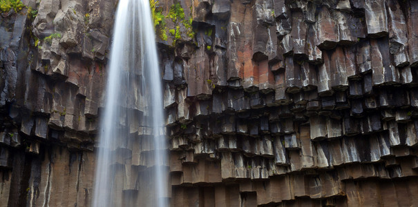 黑色的瀑布 Svartifoss 冰岛