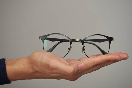 手上的眼镜图片