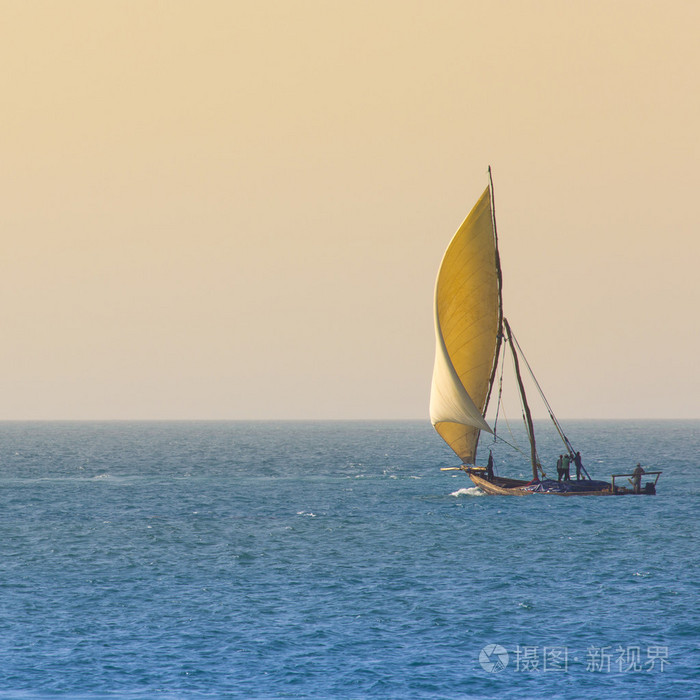 木制帆船单桅帆船上的桑给巴尔清澈碧绿的水