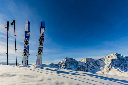 在滑雪冬季，山脉和滑雪旅游野外设备