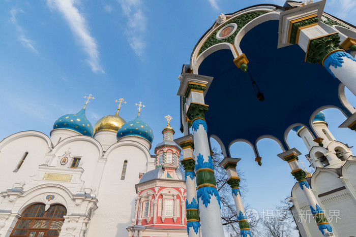 在谢尔盖夫，俄罗斯的三位一体士修道院。具有里程碑意义