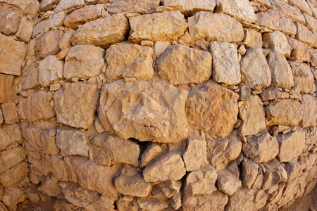 凸凹的古石墙