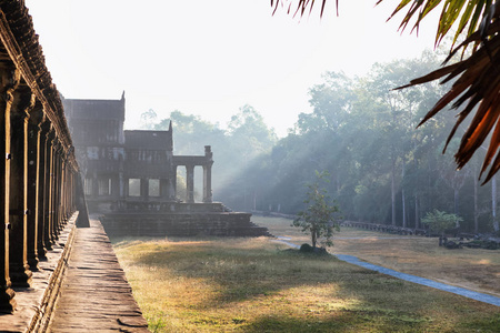 在柬埔寨吴哥窟寺庙侧前视图