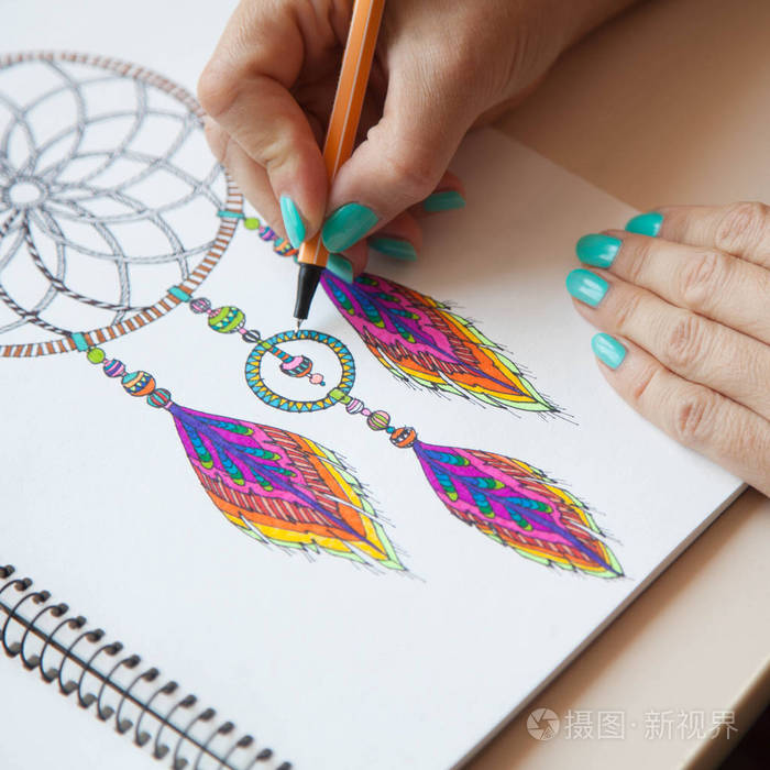 一个女孩用彩笔绘制捕梦网
