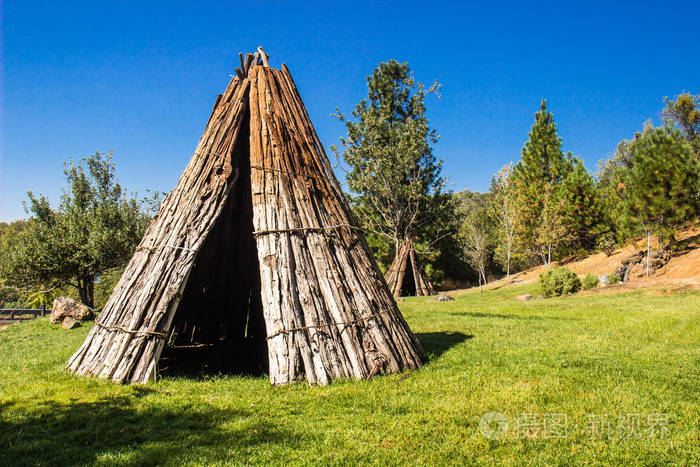 两个美国印第安人棚屋