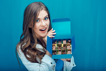 女人拿着与巧克力糖果盒