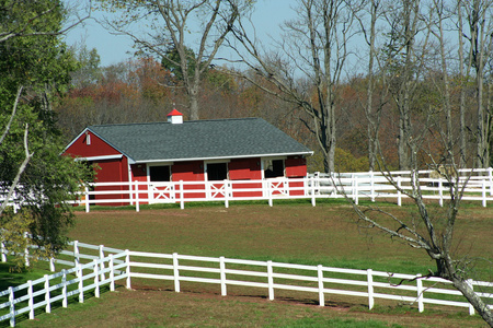 红色谷仓和白色栅栏