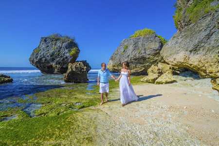 爱海洋海岸线上的新婚夫妇