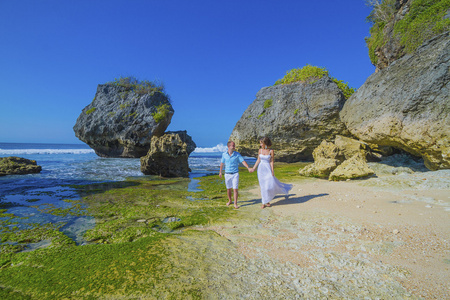 爱海洋海岸线上的新婚夫妇