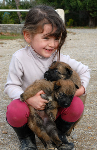 微笑的女孩和小狗