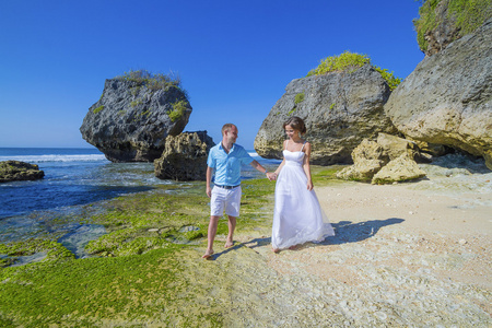 爱海洋海岸线上的新婚夫妇图片