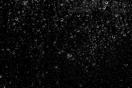 一个黑色的背景上的水珠图片