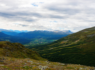 挪威山边坡风景背景
