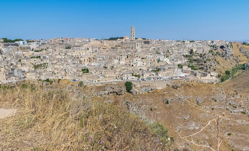 典型的石头 Sassi di Matera 和马泰拉教科文组织欧洲资本的文化 2019年在蓝蓝的天空下教会的全景。巴西利卡塔