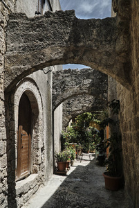 中世纪的小巷和石头建筑