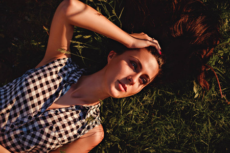 女孩躺在草地上，享受着阳光