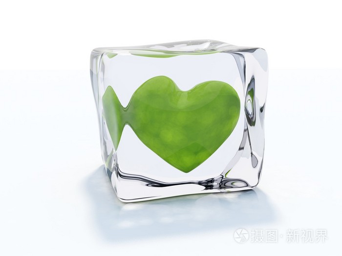 绿色的心冻在冰块里