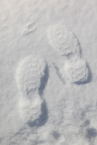 雪背景上的脚印