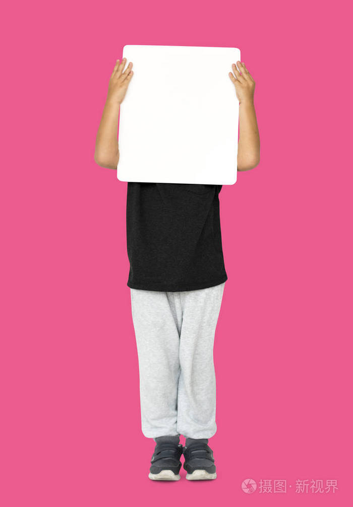 覆盖空白帖的脸的男孩