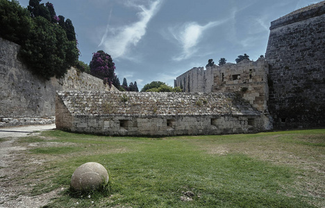 石球和防御工事的中世纪城堡
