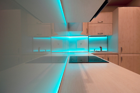现代豪华厨房与蓝色 led 照明