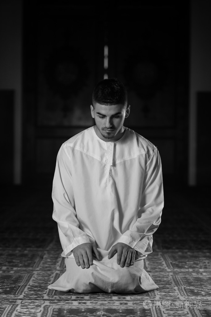 年轻的穆斯林男子祈祷