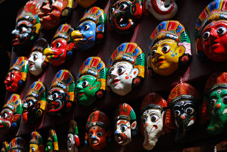 墙上五颜六色的木制面具