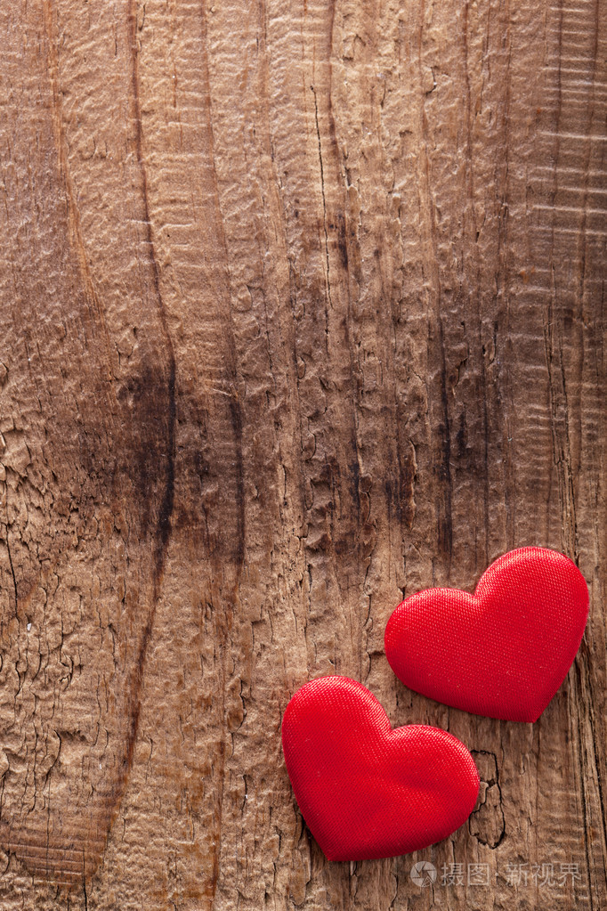 红心的情人节那天的木制背景
