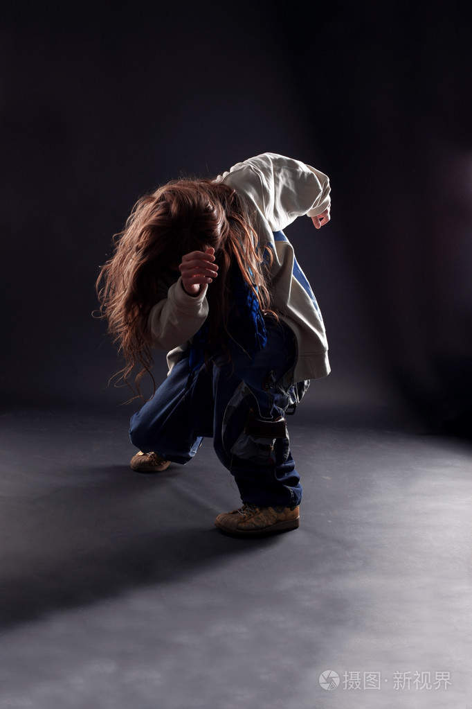 黑色背景的酷舞者照片-正版商用图片00jjyq-摄图新视界