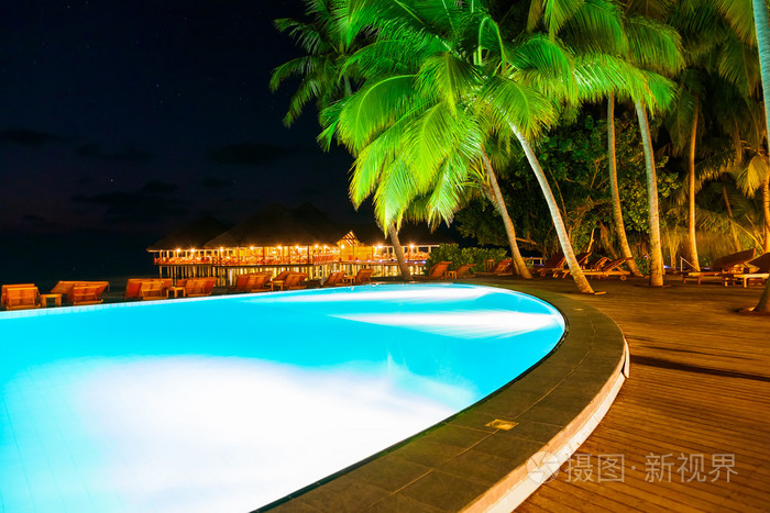 在马尔代夫的热带岛屿上的游泳池