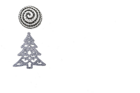 圣诞灰色银花环用白色背景上的银树