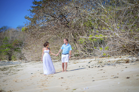 爱海洋海岸线上的新婚夫妇