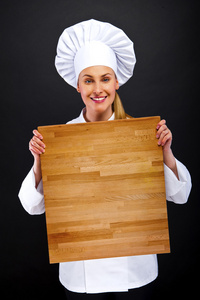 厨师在背后木板休克中的黑暗背景上的女人