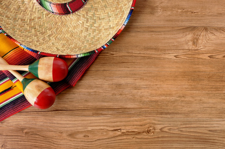 墨西哥草帽和毛毯上松实木地板