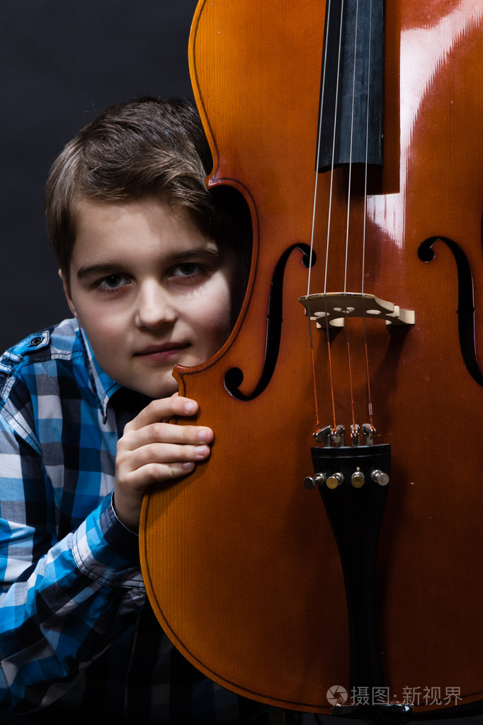 大提琴的男孩