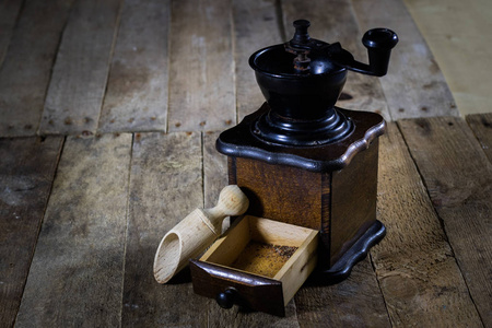 老时尚磨床磨削美味咖啡上旧的木制 t