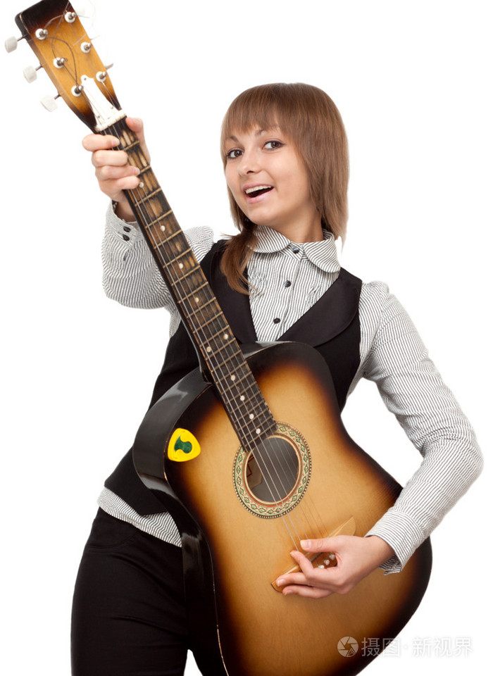 吉他弹唱的年轻女孩