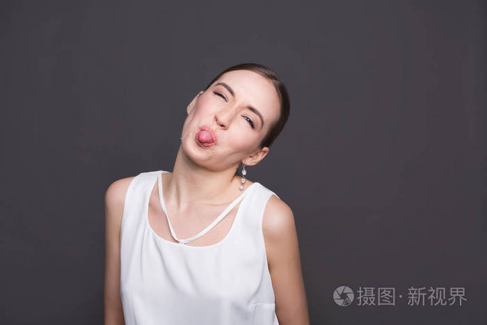 漂亮的现代女孩显示舌