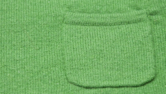 毛衣上的绿色口袋