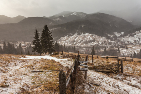 暴风雨前的雪山