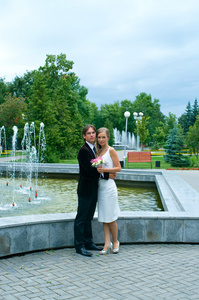 新郎和新娘对城市喷泉