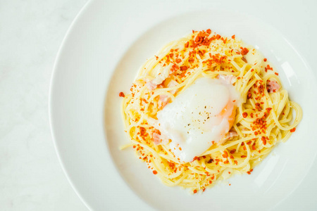 意大利面和意大利面 carbonara 与鸡蛋白板意大利食物风格的顶上