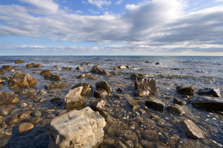 海洋海岸 巨石 石头 清澈的水