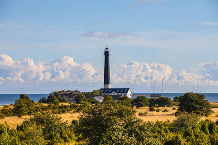 蓝色的天空，Saaremaa 岛，爱沙尼亚 Sorve 灯塔