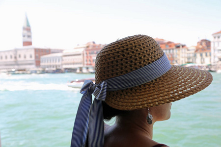 在水城威尼斯的旅游景点中的草帽的富女人
