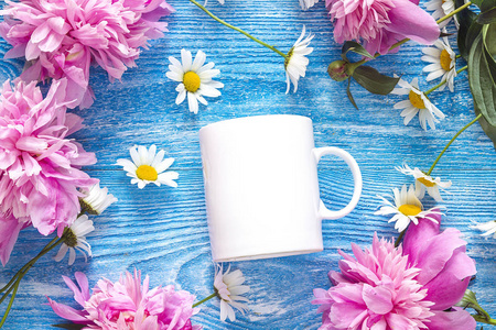 洋甘菊花与粉色牡丹花蓝白色咖啡杯