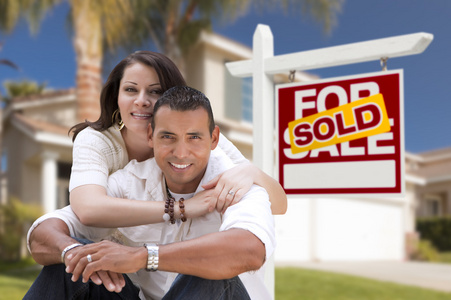 西班牙裔美国人夫妇，新的家庭和被卖房地产标志