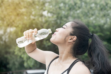 户外运动后运动亚洲女人饮用水