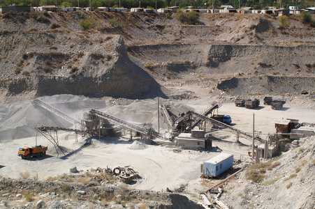 金属矿产坑图片