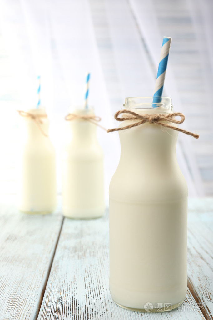 与纸吸管瓶装的牛奶